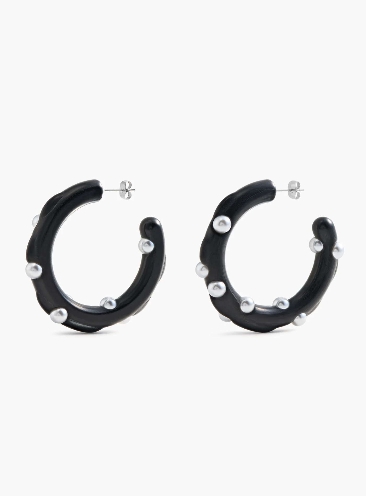 Black earrings on perla topping