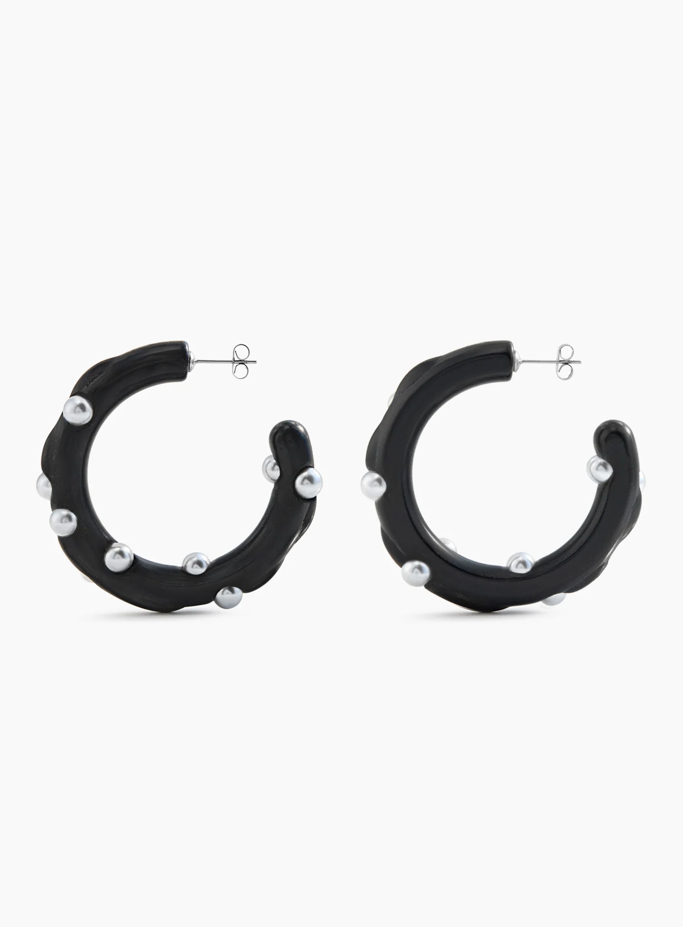 Black earrings on perla topping - Image 2