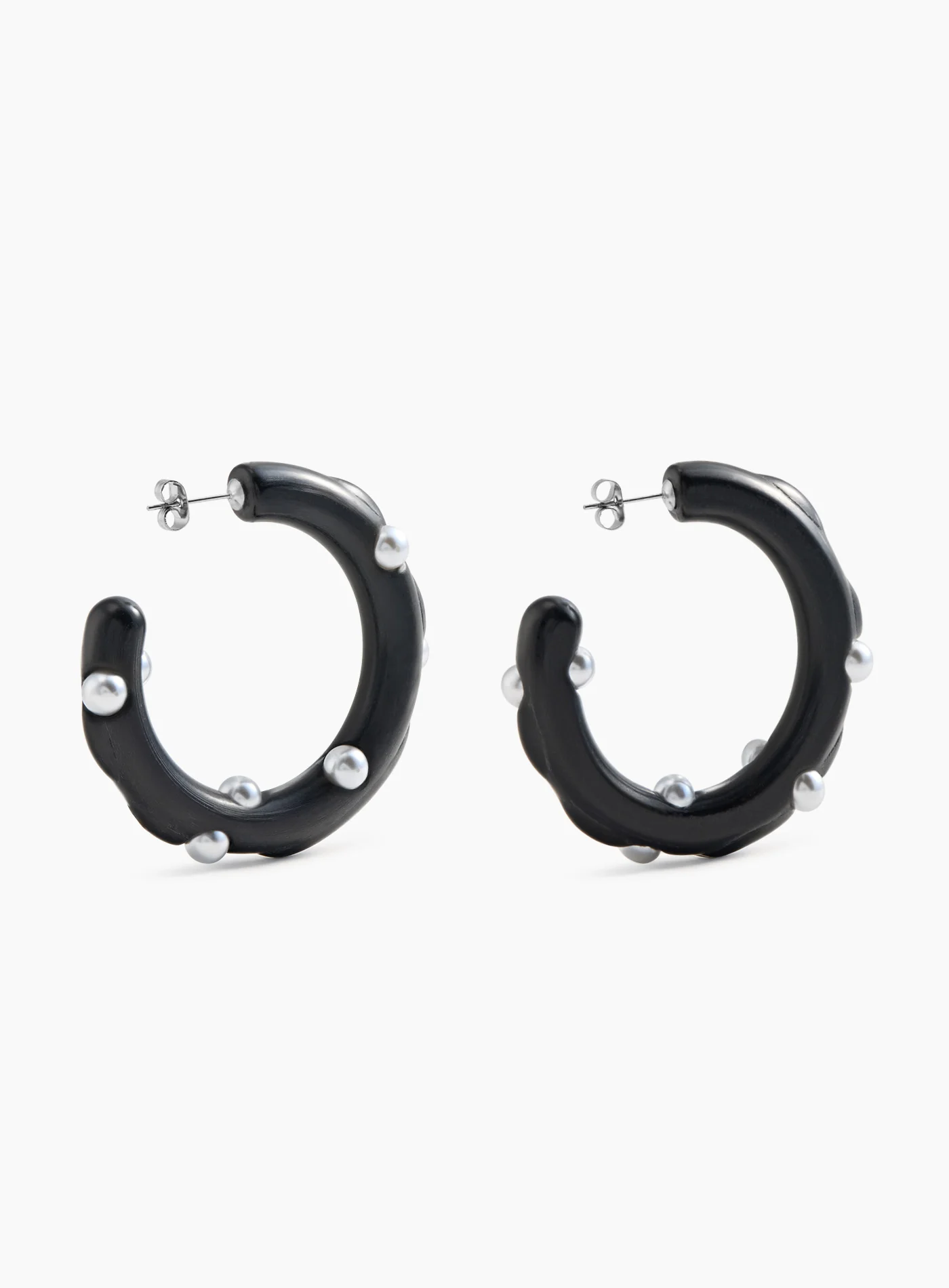 Black earrings on perla topping - Image 4