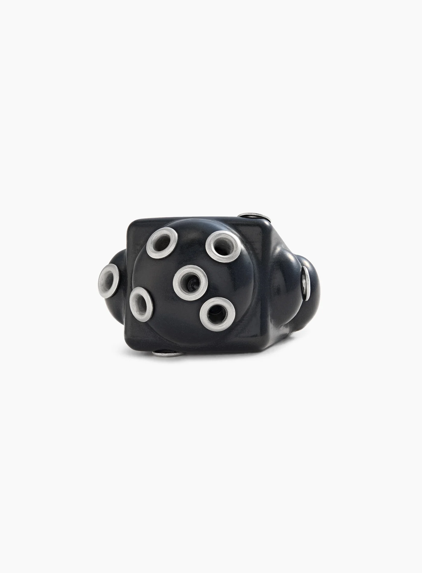 Black ring on ojales topping