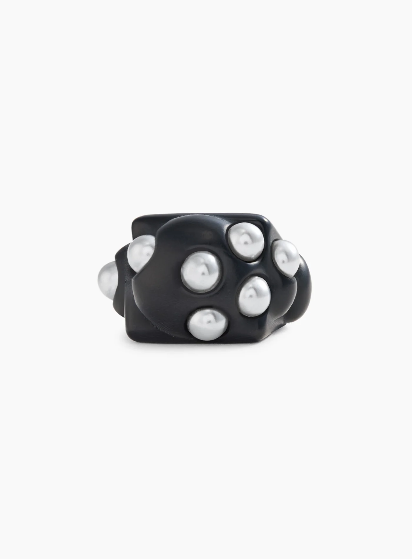 Black ring on perla topping