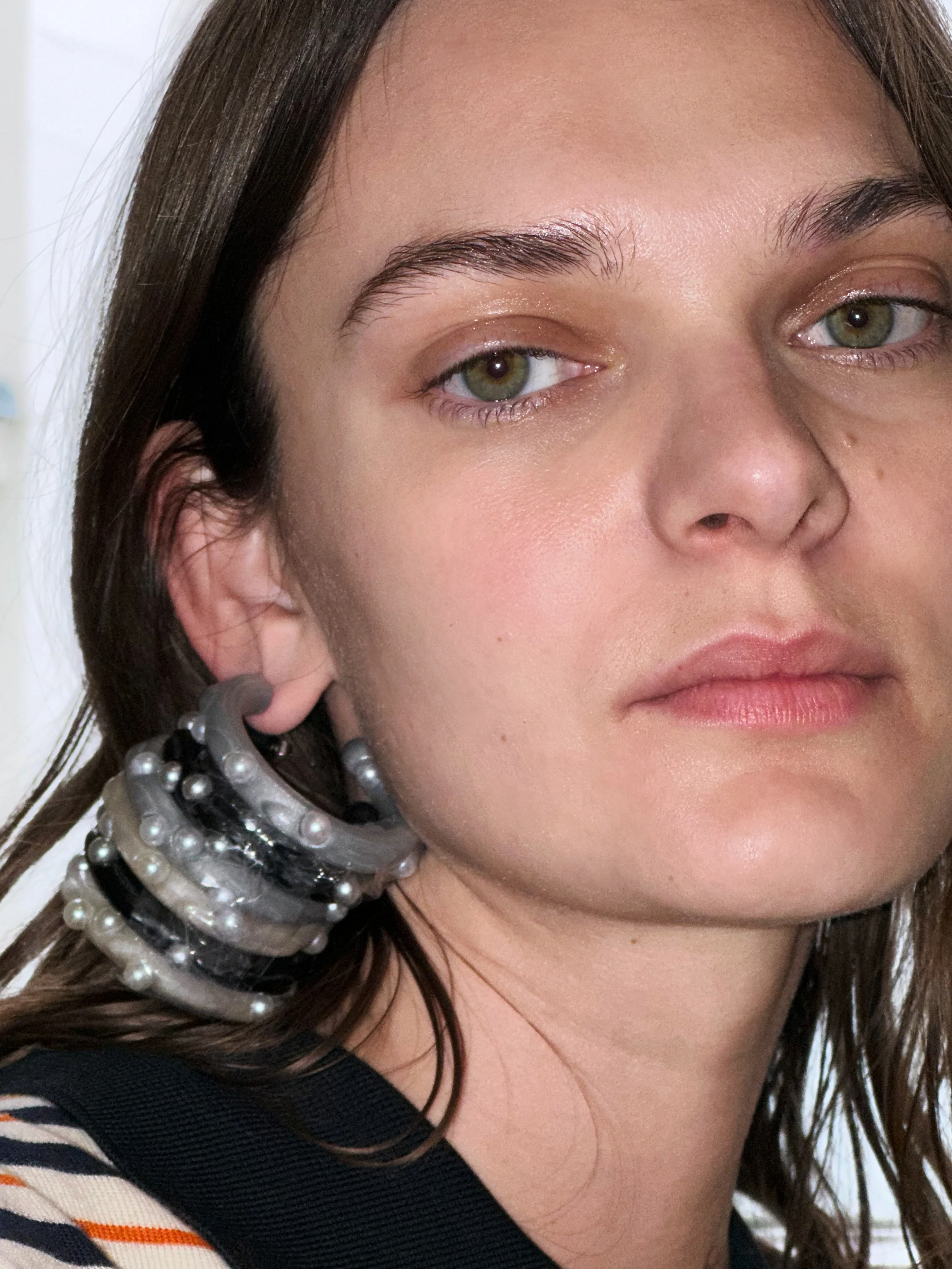 Black earrings on perla topping - Image 3