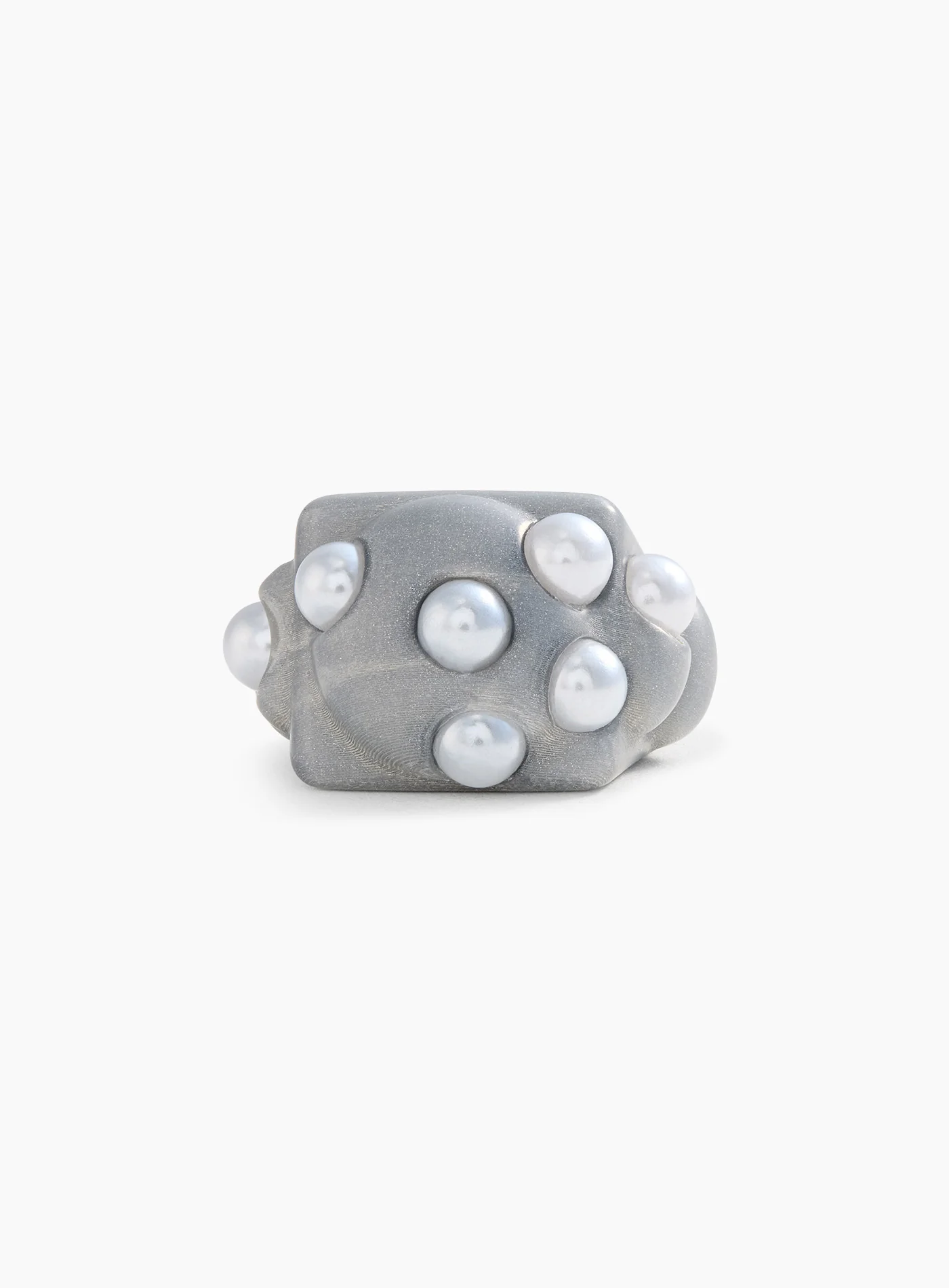 Silver ring on perla topping