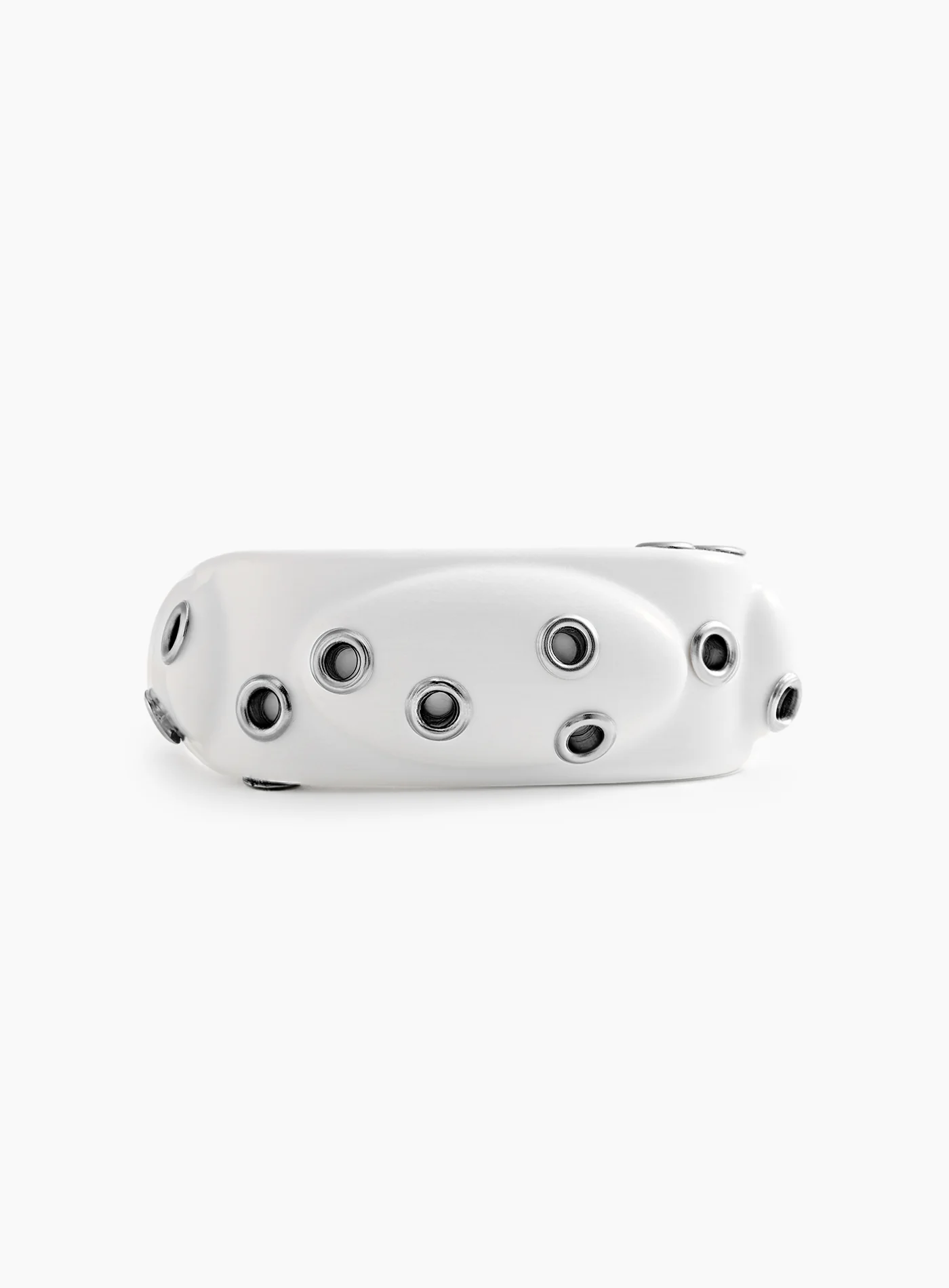 White bangle on ojales topping